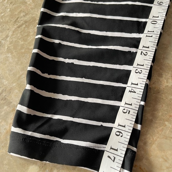 Nike | Cropped Stripe Athletic Leggings medium - Picture 4 of 6
